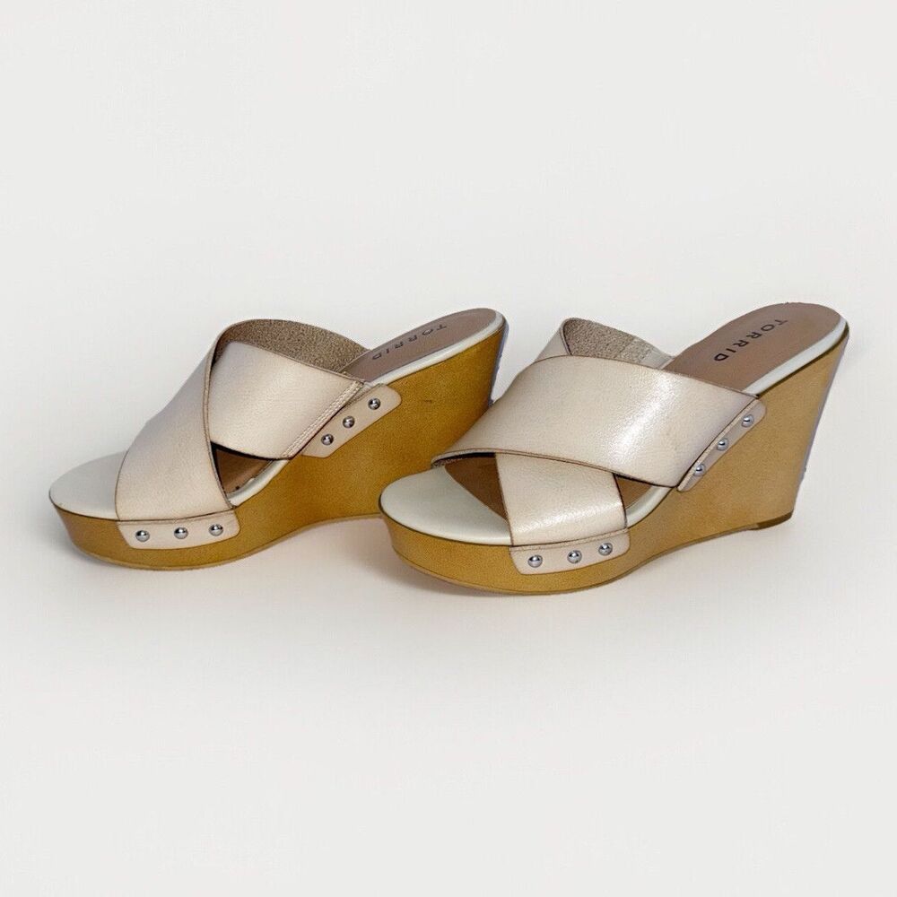 Torrid Platform Wedge Sandal Studded Faux Wood Crisscross Bone Beige Boho 8 WW